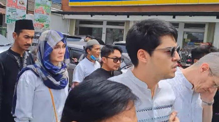 Terlihat Luna Maya datang ke rumah duka untuk mempersiapkan proses pemakaman Ibunda Maxime, Siti Purwanti.