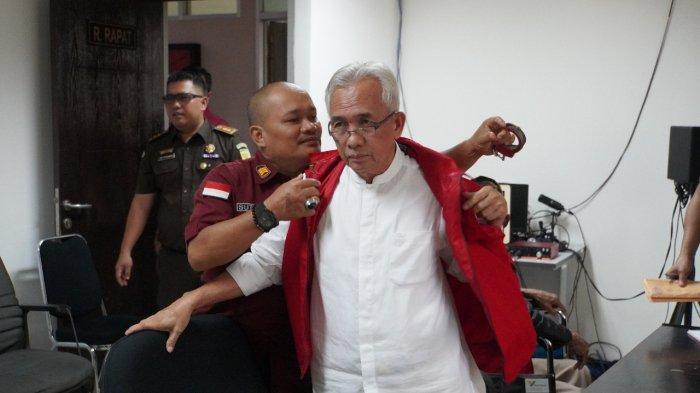 Mantan Sekda Palembang, Harobin Mustofa Saat Diamankan di Kejati Sumsel