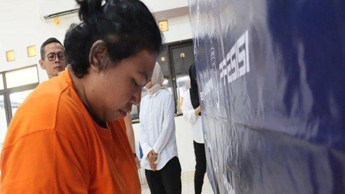 Tersangka Seftyana (35) penyiram punggung balita 1,3 tahun dengan air panas di Daycare Kiddy Space CabangPengasinan Bumi Sawangan Indah, Kota Depok, Jawa Barat.