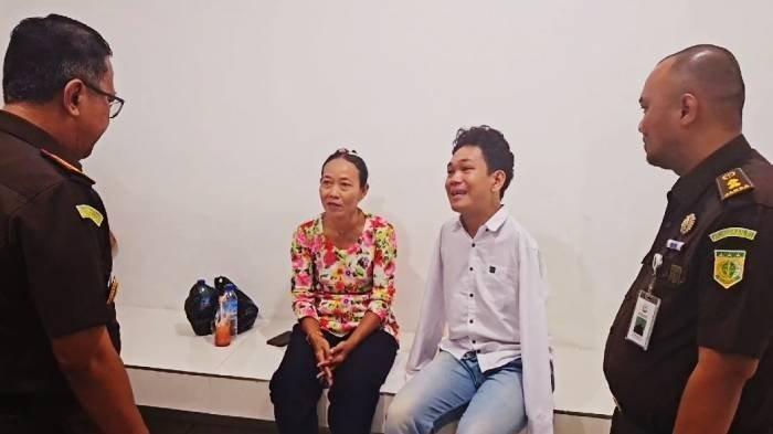 Tersangka kasus dugaan pelecehan seksual I Wayan Agus Suartama saat berada di ruang tahanan Kejari Mataram sebelum dipindahkan ke Lapas Kuripan Kabupaten Lombok Barat, Kamis (9/1/2025).