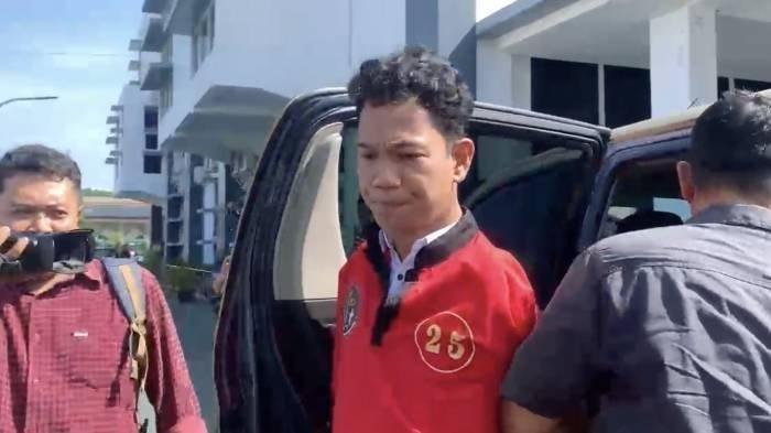 Tersangka pelecehan seksual I Wayan Agus Suartama alias Agus Buntung saat hendak ditahan di Lapas Kelas IIA Kuripan Kabupaten Lombok Barat, NTB, Kamis (9/1/2025).