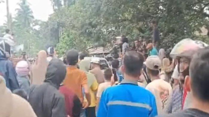 Tersangka pembunuhan Nia nyaris di amuk warga saat ditangkap polisi di Kayu Tanam, Padang Pariaman.