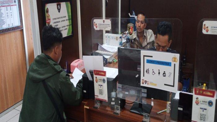 Roky Firnado (22) saat membuat laporan penipuan di Polrestabes Palembang, Jumat (13/9/2024).