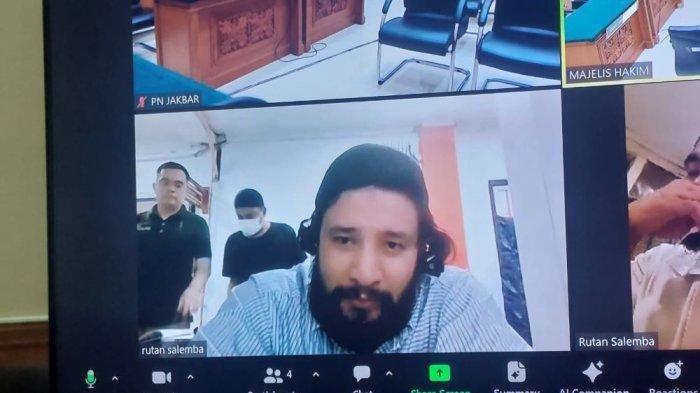 Ammar Zoni jalani sidang via online di Pengadilan Negeri Jakarta Barat, Rabu (3/7/2024). Terungkap Ammar Zoni bukan hanya mengonsumsi narkoba jenis sabu saja. diduga terlibat jual-beli barang haram bersama pemasok bernama Akri.