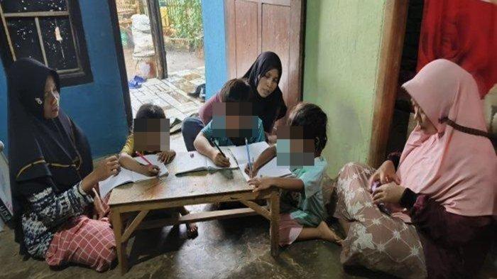 Tiga orang tua dan para murid yang dikeluarkan dari sekolah TK di Rembang karena beda pilihan
