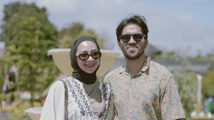 TikTokers Ira Nandha membongkar perselingkuhan suaminya Elmer Syaherman dengan seorang wanita berinisial BD. Diketahui Elmer Syaherman berprofesi sebagai pilot dan BD merupakan pramugari. Keduanya ternyata pakai aplikasi unik untuk saling