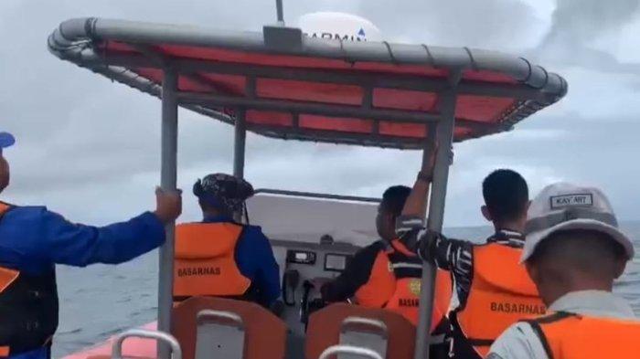 EVAKUASI MAHASISWA TENGGELAM- Tim SAR gabungan melakukan pencarian terhadap sejumlah mahasiswa Universitas UGM yang tenggelam usai longboat yang mereka tumpangi tenggelam di laut Maluku Tenggara, Selasa (1/7/2025).(