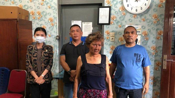 NENEK DITANGKAP KASUS KORUPSI - Tim Tindak Pidana Khusus Kejari Medan menyerahkan Risma Siahaan (64) ke Rutan Perempuan Kelas II A Medan pada Kamis (17/4/2025). Nenek sempat berpura-pura pingsan.