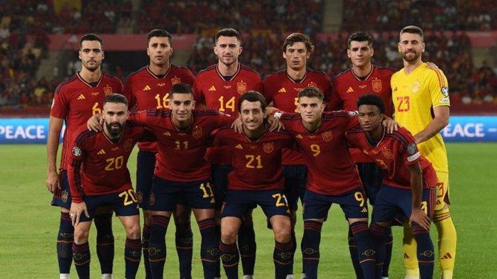 Timnas Spanyol berfoto sebelum kickoff pertandingan melawan Skotlandia pada Kualifikasi Euro 2024 di Stadion La Cartuja, 12 Oktober 2023. Terkini, Spanyol dan Skotlandia lolos ke putaran final Euro 2024 di Jerman.