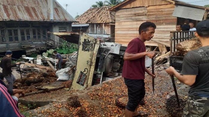 Warga berebut durian yang jatuh dari truk terguling