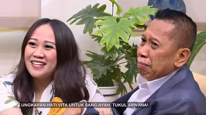 Tukul Arwana yang saat ini belum bisa berbicara, tampak tak kuasa membendung air matanya mendengar isi hati putrinya, Novita ingin ayahnya sembu