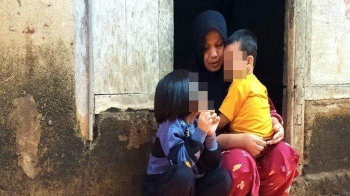 Tunah (33) duduk merenung di pintu rumah, menunggu kabar dari Rouf (43) sopir truk penyebab kecelakaan beruntun di Tol Cipularang.