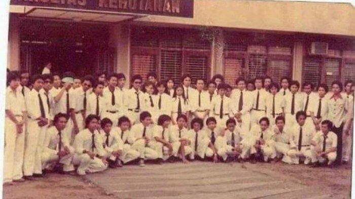 FOTO KULIAH JOKOWI : Foto dokumen penerimaan mahasiswa baru di UGM tahun 1980, yang merupakan dokumen di grup whatsapp angkatan Andi Pramaria, kawan satu angkatan Jokowi.