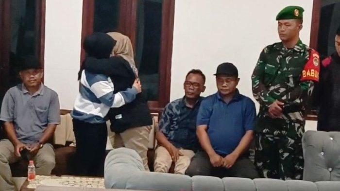 Upaya damai kedua belah pihak yang ditempuh kaitan kasus murid sekolah dasar yang digunduli gurunya di Kabupaten Cianjur, Jawa Barat, sang guru meminta maaf.