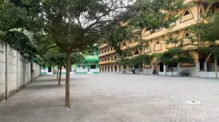 Pondok pesantren (Ponpes) di salah satu Kecamatan Ponggok, Kabupaten Blitar. Ustaz atau guru ngaji di Ponggrok Blitar melempari kayu berpaku saat hendak menyuruh para santri untuk segera melaksanakan salat dhuha di pagi hari. Kemenag menegaskan kekerasan dalam lembaga pendidikan, apapun bentuknya tidak selayaknya dilakukan.