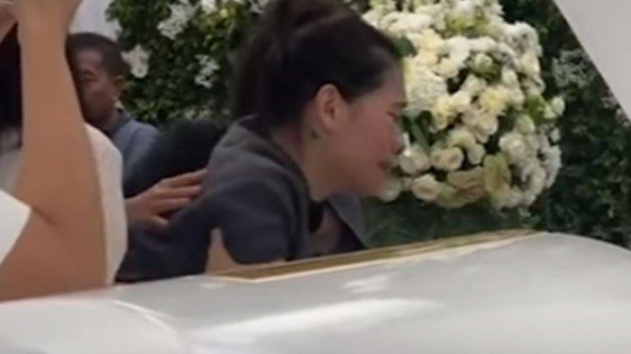 VIDEO Tangis Histeris Benneisha Putri Benny Laos Disamping Peti Jenazah Ayah, Tak Ingin Ditinggal