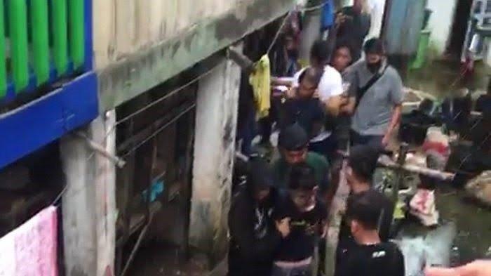 Tangkapan layar penggerebekan kampung narkoba di Kerinjing oleh Satnarkoba Polres Ogan Ilir pada awal 2022 lalu.
