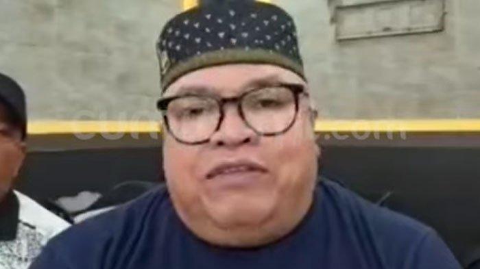 Razman Arif Nasution Ungkap Kondisi Vadel Badjideh Jatuh Sakit. Ramai Diduga Netizen Gelisah Dilaporkan Nikita Mirzani, Tak Hadiri Pemeriksaan Polisi