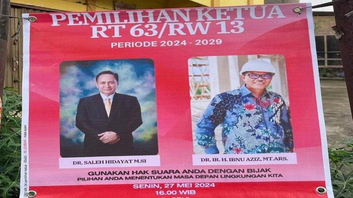 Viral spanduk pemilihan calon ketua RT di Opi Jakabaring Palembang yang menunjukkan dua kandidatnya masing-masing bergelar Doktor dan masing-masing menjabat Wakil Dekan dan Wakil Rektor.