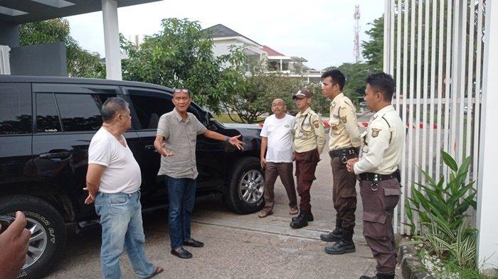 BERSITEGANG - Penghuni perumahan yang salah satunya merupakan anggota DPRD Provinsi Sumatera Selatan (Sumsel), H Toyeb Rakembang naik pitam, dan melakukan penurunan paksa portal yang ada karena dilarang masuk, Minggu (16/2/2025).