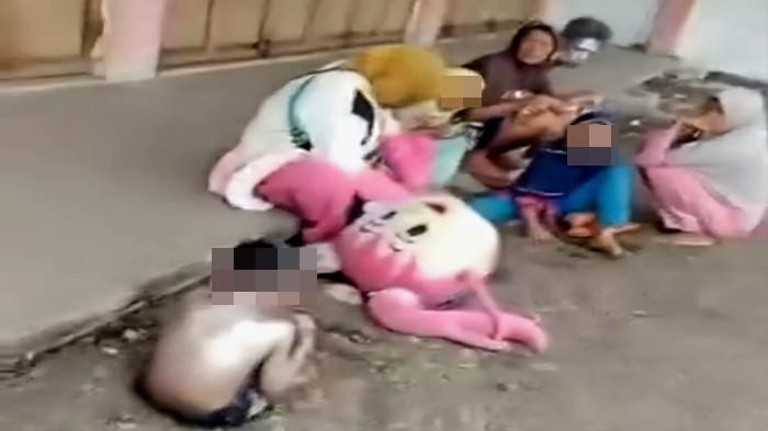 Seorang anak yang dicat silver duduk menangis di pinggir jalan kawasan Kotabaru, Kabupaten OKU Timur, setelah dimarahi ibunya karena tidak mendapatkan cukup uang, Kamis (17/07/2025). Kejadian ini terekam dalam video viral yang memantik reaksi publik dan pemerintah setempat.