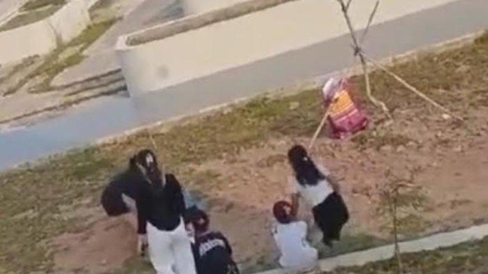 Tampak Dua Remaja Putri di Palembang Berkelahi Jadi Tontont Warga. Video ini Viral di Media Sosial