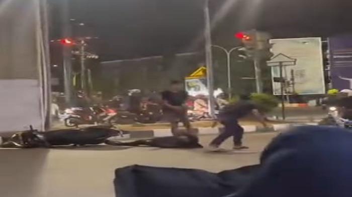 PENGEROYOKAN -- Tangkap layar aksi pengeroyokan yang viral terjadi di Simpang 4 RS Charitas Palembang, Minggu, (13/7/2025), sekitar 23.30 WIB. Korban dikeroyok para pelaku yang sebelumnya menerobos lampu merah.