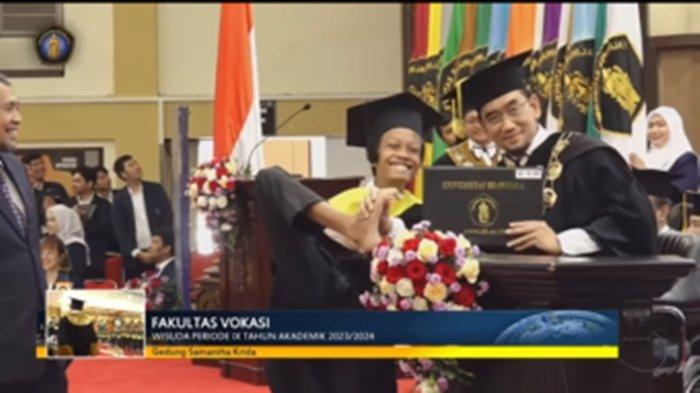 Viral! Rektor Universitas Brawijaya Harus Salaman Dengan Kaki Saat Acara Wisuda, Tuai Banyak Pujian