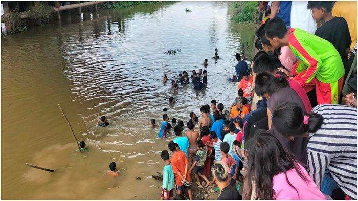 Viral penemuan emas batangan bermotif gambar Presiden RI Ir Soekarno ditemukan di dasar Sungai Komering OKI, ramai warga terjun ke sungai, Jumat (11/8/2023).