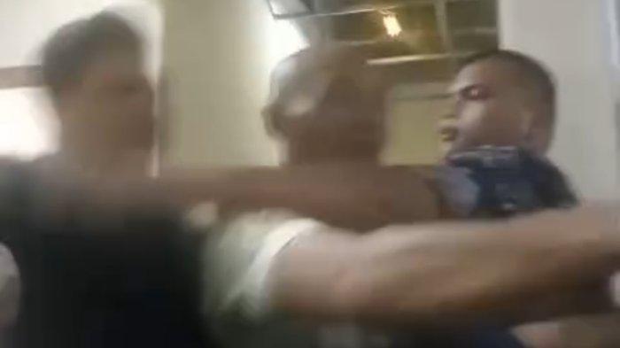 ANGGOTA DPRD MEDAN BAKU HANTAM- Viral perkelahian anggota DPRD Medan partai Demokrat dan PDIP Perjuangan pada Selasa (18/3/2025). Anggota Komisi III DPRD Medan Dodi Robert Simangunsong (Demokrat) mengklarifikasi berita yang sempat viral dan penyebabnya.