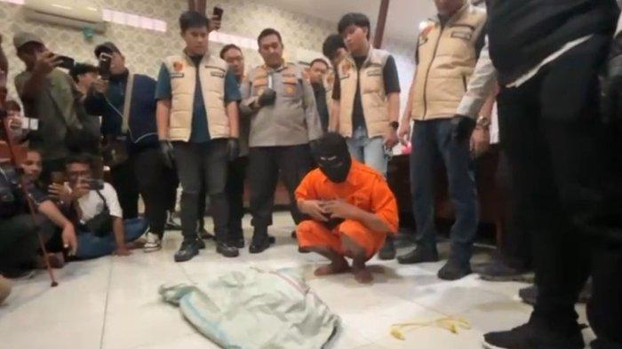 PEMBUNUHAN ISTRI DI SERANG- Wadison Pasaribu (32) saat memperagakan skenario pembunuhan jadi perampokan di Mapolresta Serang Kota, Kamis (5/6/2025). Wadison Pasaribu mengaku merekayasa pembunuhan istrinya di Serang Banten, seakan-akan seperti kasus perampokan karena panik, kini ngaku menyesal