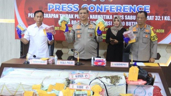 Wakapolda Aceh, Brigjen Pol Armia Fahmi memperlihatkan barang bukti sabu-sabu hasil pengungkapan Polda Aceh dan polres jajaran dalam konferensi pers di Mapolda Aceh, Senin (15/1/2024)