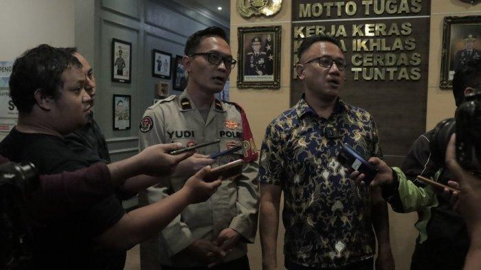 Wakasat Reskrim Polresta Malang Kota, AKP Nur Wasis (kanan) didampingi Kasi Humas Polresta Malang Kota, Ipda Yudi Risdiyanto saat menggelar konferensi pers kasus pembunuhan dan mutilasi yang terjadi di Jalan Sawojajar Gang 13 A No 12 RT 1 RW 3 Kelurahan Sawojajar Kecamatan Kedungkandang Kota Malang.