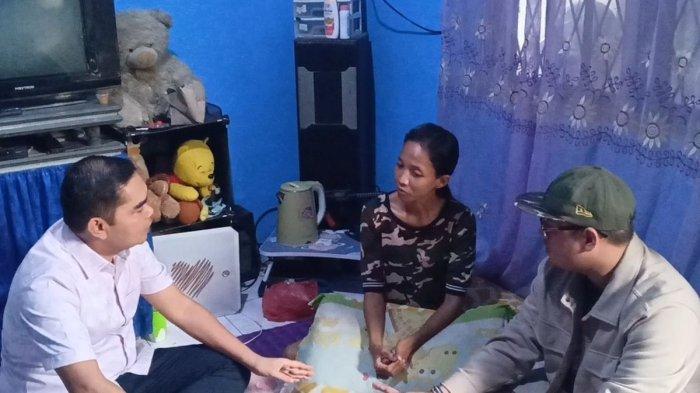 Wakil Ketua DPRD Sumut Ihwan Ritonga (baju putih) saat menemui Kamelia, ibu dari siswa SD yang anaknya dihukum belajar di lantai karena uang SPP menunggak, Jumat (10/1/2025).