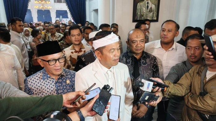 POLEMIK VASEKTOMI- Gubernur Jabar, Dedi Mulyadi seusai menghadiri kegiatan di Gedung Sate, Kota Bandung, Senin (5/5/2025) malam. Wakil Ketua Komnas Perempuan, Ratna Batara Munti menyatakan tidak setuju dengan kebijakan vasektomi dari Dedi Mulyadi sebagai syarat utama pemberian bantuan sosial (Bansos).