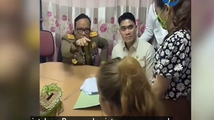 WAMENAKER BENTAK BOS SURABAYA- Wakil Menteri Ketenagakerjaan (Wamenaker) Imannuel Eenezer atau yang akrab disapa Noel mengecam keras perlakuan perusahaan UD Sentosa Seal milik Jan Hwa Diana terhadap para pekerjanya. 