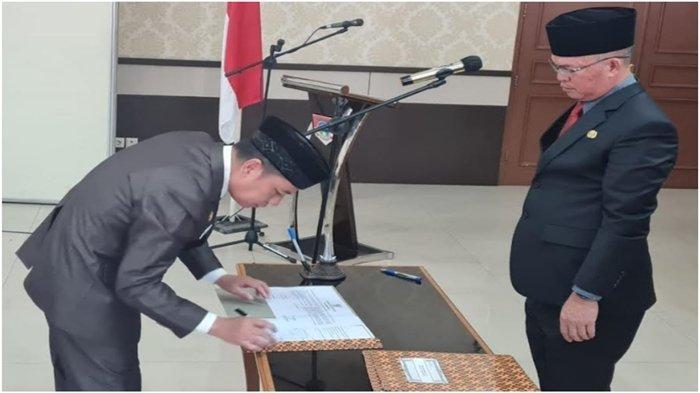 Walikota Pagar Alam Alpian Maskoni mencopot jabatan Sekretaris Daerah Syamsul Bahri Barlian, Jumat (8/9/2023).