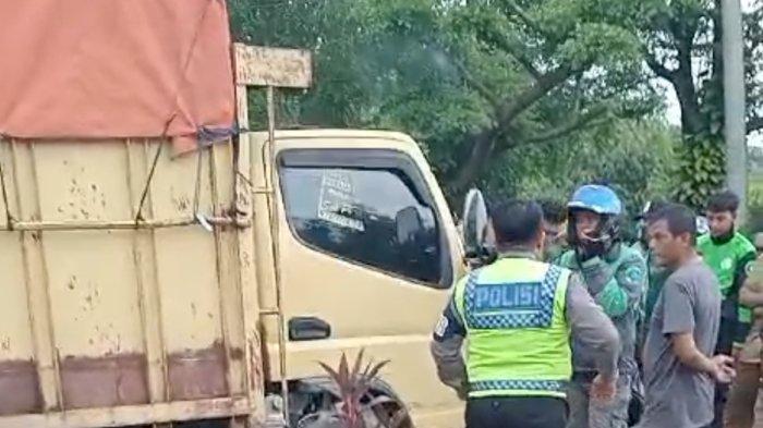 Polisi saat akan mengevakuasi jenazah Risky Nur Shiva (19 tahun) yang tewas terlindas truk usai jatuh karena lewati lubang di Jalan HM Noerdin Pandji Palembang, Selasa (11/6/2024).