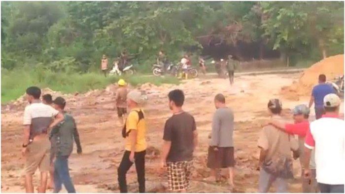 Warga Desa Paldas Kecamatan Rantau Bayur Banyuasin geruduk lokasi tambang batubara di Tanjung Agung Barat, Jumat (1/9/2023).