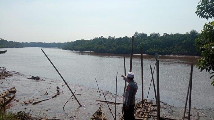 Polisi menunjukkan lokasi warga yang hingga kini masih hilang usai ditarik buaya saat sedang mencari ikan di sungai Air Padang Sugian Dusun Teluk Naning Desa Karang Anyar Kecamatan Muara padang Kabupaten Banyuasin.