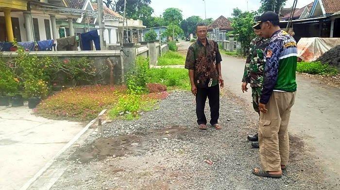 Warga dan Babinsa menunjukan TKP anak mutilasi bapak kandung di Dusun Jadukan, Desa Mojosari, Kecamatan Puger, Kabupaten Jember, Jawa Timur, Senin (27/1/2025).