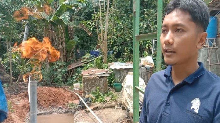 Arif  Mustofa (33) pemilik sumur bor yang menyemburkan gas dengan api di  Desa Lubuk Batang Baru, Dusun 5, Kecamatan Lubuk Batang, Kabupaten OKU.