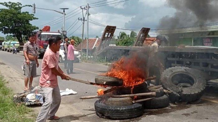 Warga mengancam akan memblokir Jalan Lintas Sumatera (Jalinsum) di Simpang 4 KBM Muara Rupit, Kabupaten Musi Rawas Utara (Muratara), Minggu (3/3/2024).