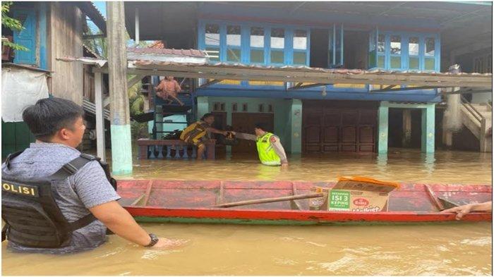 Warga terdampak banjir di Kabupaten Musi Rawas Utara (Muratara) dapat bantuan paket sembako dari Kapolda Sumsel, Selasa (2/1/2024).
