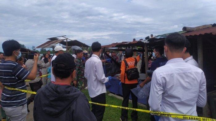 PENEMUAN KEPALA MANUSIA - Warga yang sedang menambang pasir menemukan potongan tubuh manusia berupa bagian kepala dan tangan di TPI Batang Anai, Kabupaten Padang Pariaman, Sumatera Barat, Rabu (18/6/2025).