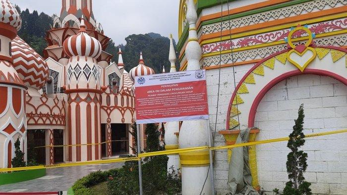 Wisata rekreasi Hibisc Fantasy Puncak Bogor, Jawa Barat, dibongkar. Tampak sejumlah alat berat sudah berada di lokasi, Kamis (6/3/2025). Adapun keempat wisata yang disegel antara lain, pabrik teh atau PT Perusahaan Perkebunan Sumber Sari Bumi Pakuan (PPSSBP), PTPN I Regional 2 Gunung Mas, PT Jaswita Jabar (Hibiscus Park), dan jembatan gantung Eiger Adventure Land, Megamendung.