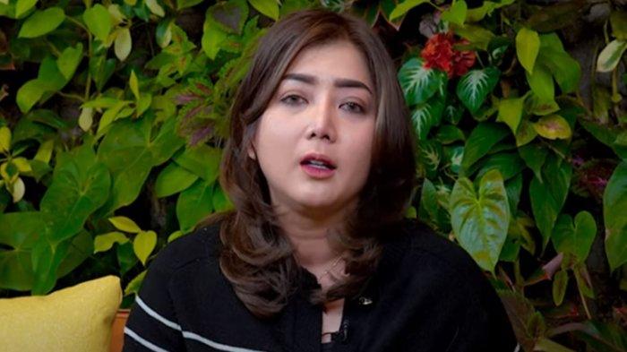 Youtuber Pratiwi Noviyanthi tak kuasa menahan tangisnya ungkap kekecewaan terhadap Agus Salim usai di laporkan.