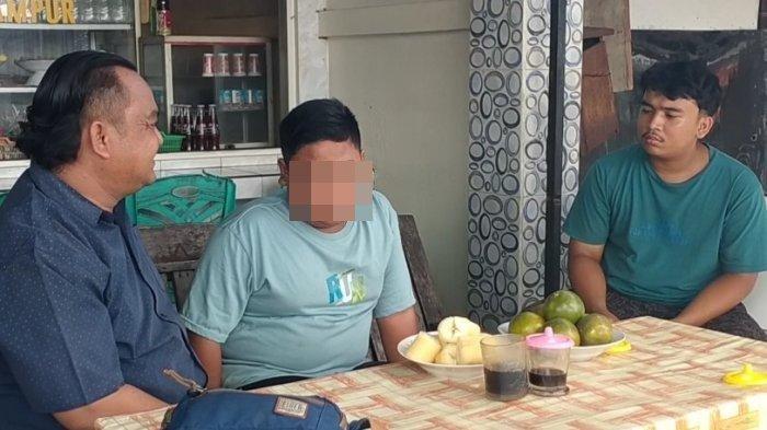 BOCAH DIGUGAT KAKEK KANDUNG - ZI (12) remaja warga Desa Karangsong, Indramayu yang digugat oleh kakek kandungnya sendiri, Minggu (6/7/2025)