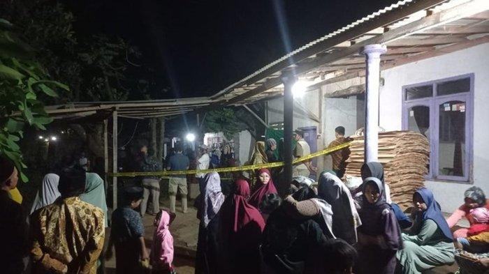 Polisi memasang garis polisi di rumah korban untuk melakukan olah TKP kasus tewasnya remaja di Desa Urek Urek, Kecamatan Gondanglegi, Kabupaten Malang, Jumat (5/7/2024).