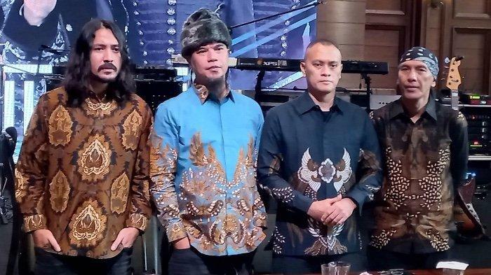 YUKE TERLIBAT KECELAKAAN- Ahmad Dhani bersama Marcello Tahitoe, Andra Ramadhan dan Yuke Sampurna (pinggir kiri) disela peluncuran single baru Dewa 19 featuring Ello berjudul Juliete di Holywings Kemang, Jakarta Selatan, Rabu (30/3/2022).